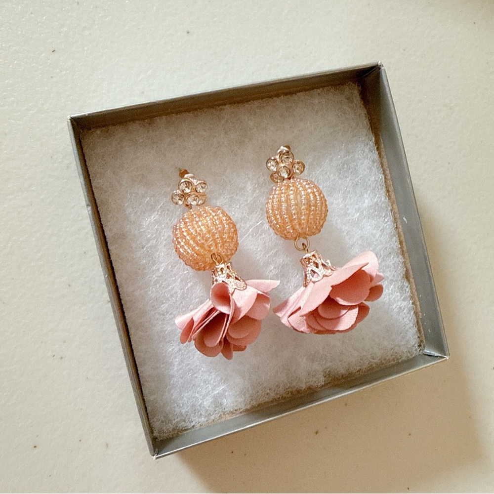 Elegant White Pearl Floral Earrings - Picture 4 of 4